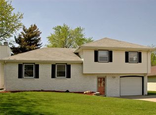 10711 R Cir, Omaha, NE 68127