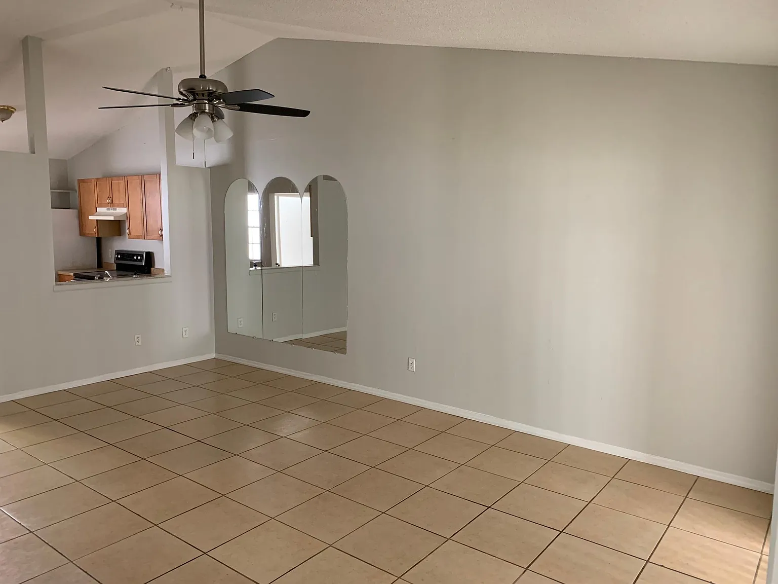 3 bed, 950 sqft, $2,000 — Photo 2