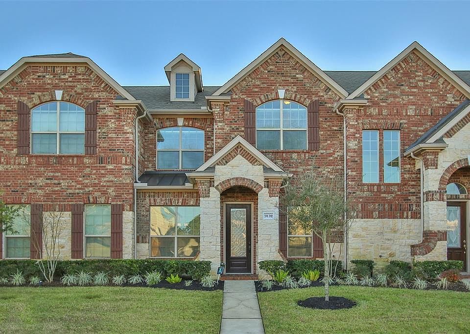Beautiful 3 Bedroom Town Home in the heart of everything!