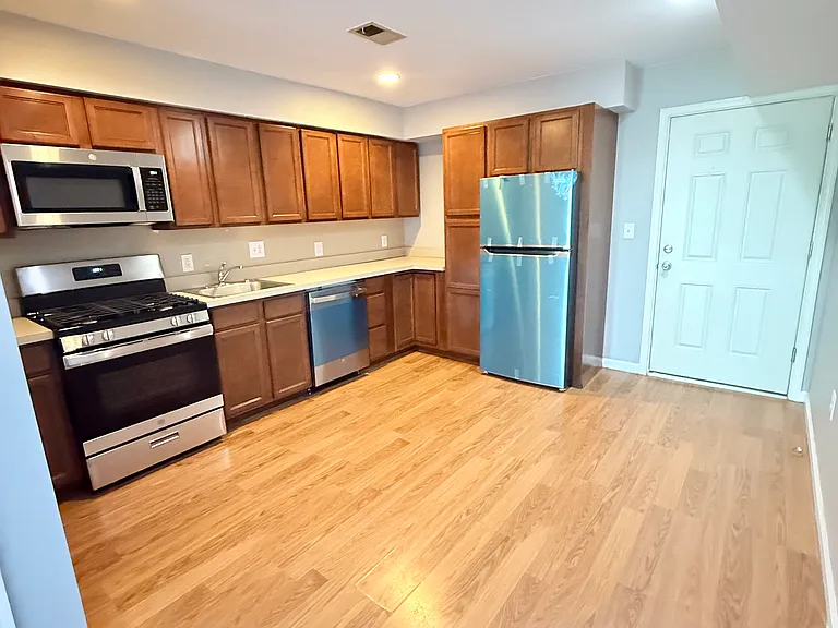 5038 Spruce St #4 — Photo 2