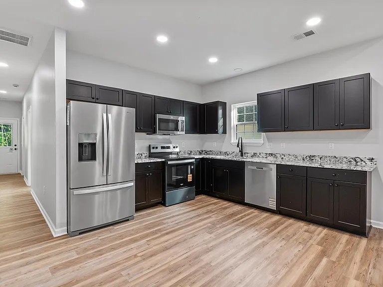 410 Lincolnshire Blvd — Photo 9