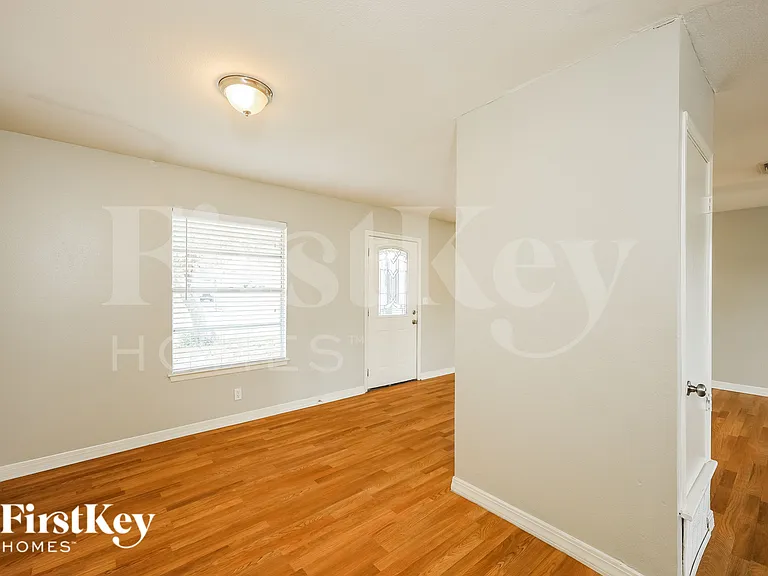 1802 Wilsons Creek St — Photo 4