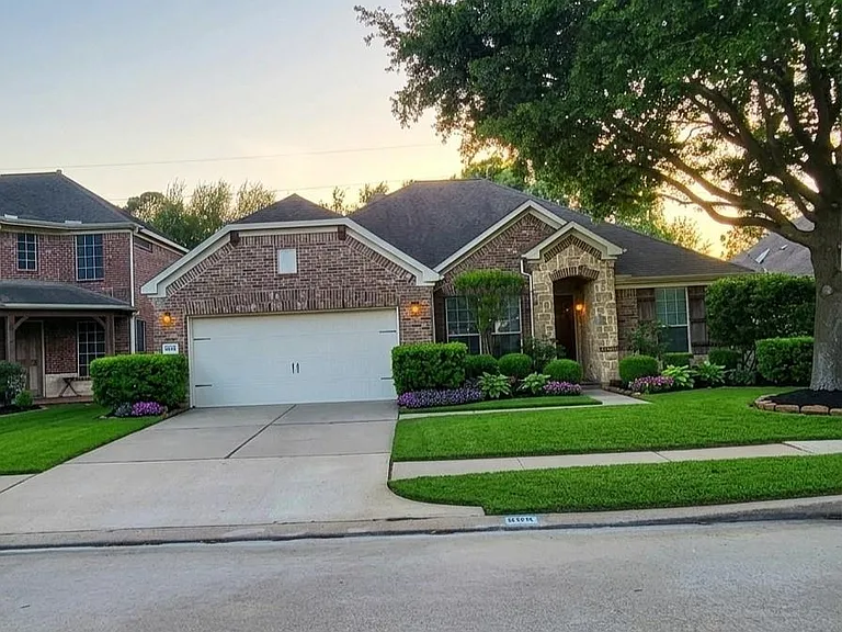 606 Admiral Bay Ln — Photo 2