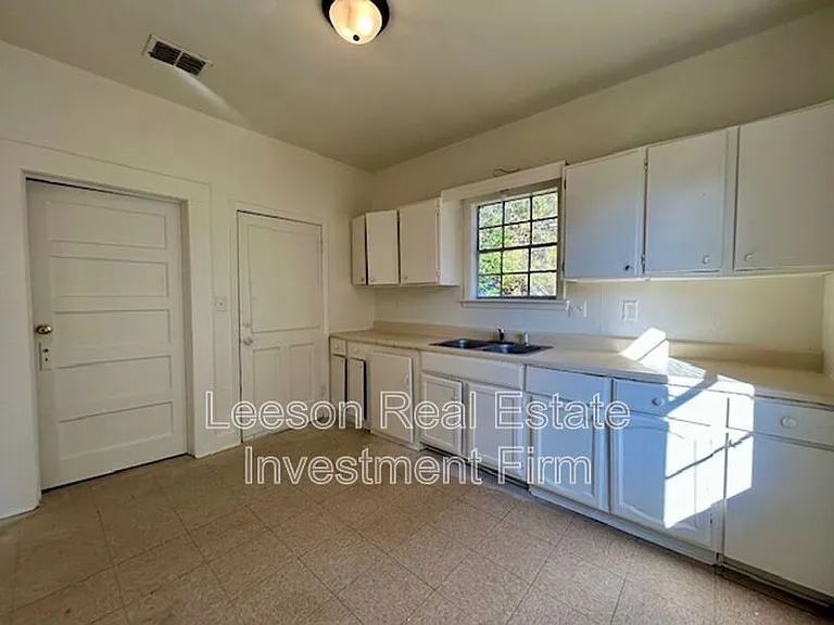 2924 Dupont St — Photo 6