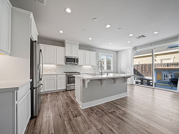 2nd image of 500 Honeysuckle Dr
