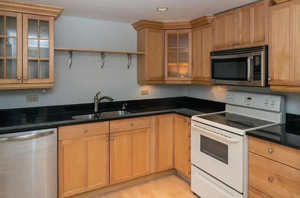 2 bed, 1200 sqft, $2,300 — Photo 3