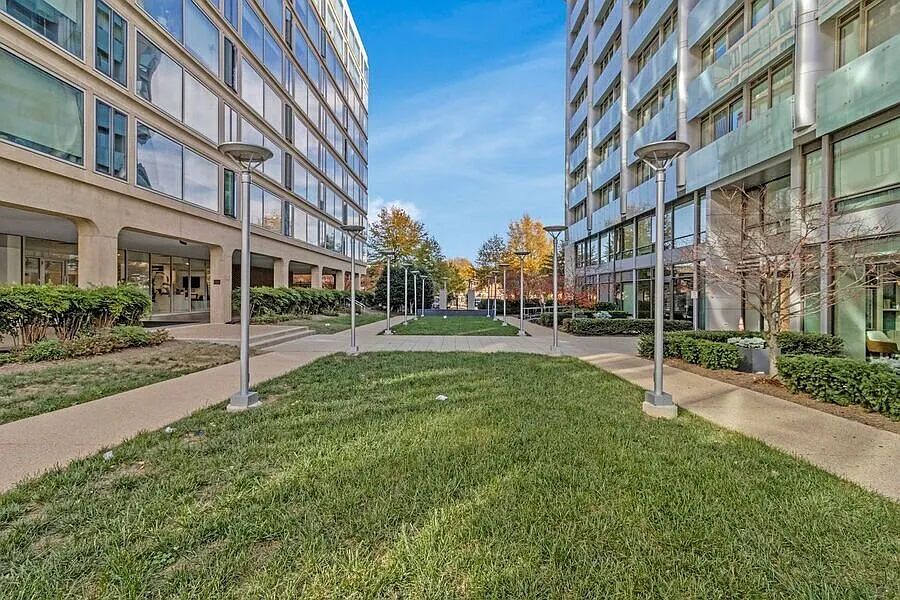 Sunny 1 bedroom condo in SW Waterfront! Water included — Photo 2