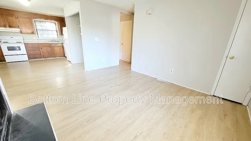 2 bed, 1.0 bath, 712 sqft, $1,295 — Photo 2