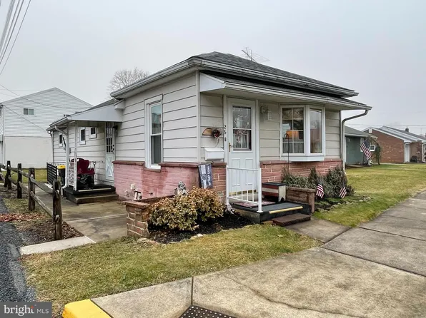 26 W Lincoln Ave, Robesonia, PA 19551