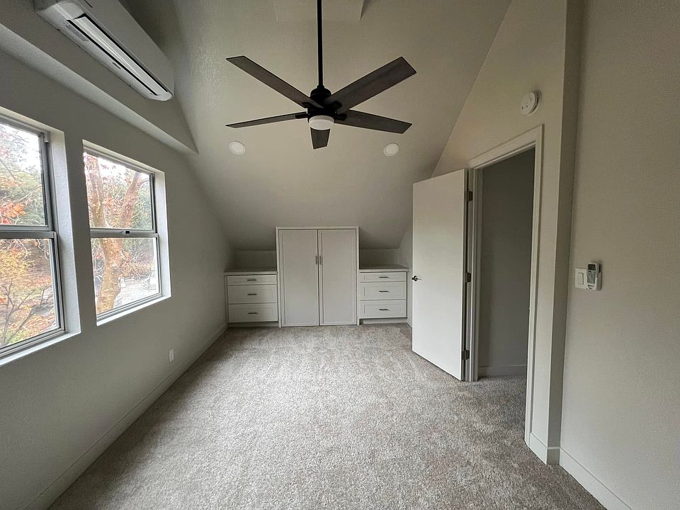 Upstairs bedroom.