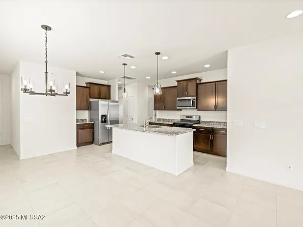 9883 N Solstice Ave, Tucson, AZ 85743
