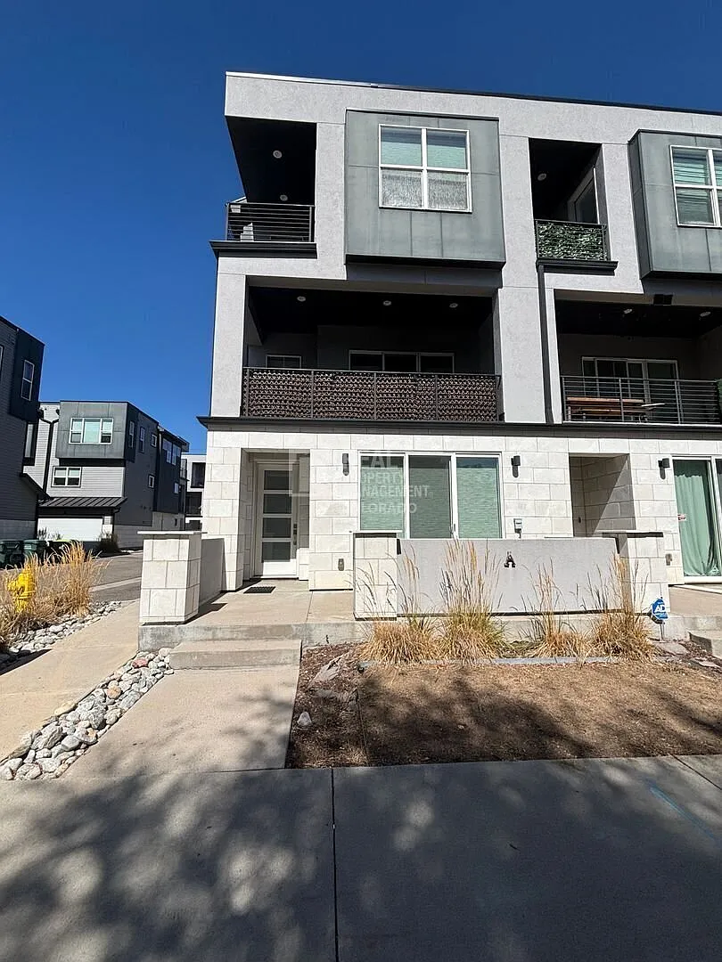 Modern Luxury Townhome in Arvada High-End Finishes & Unbeatable Access to I-70 and the Mountains — Photo 1