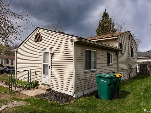 4th image of 15167 Meadow St