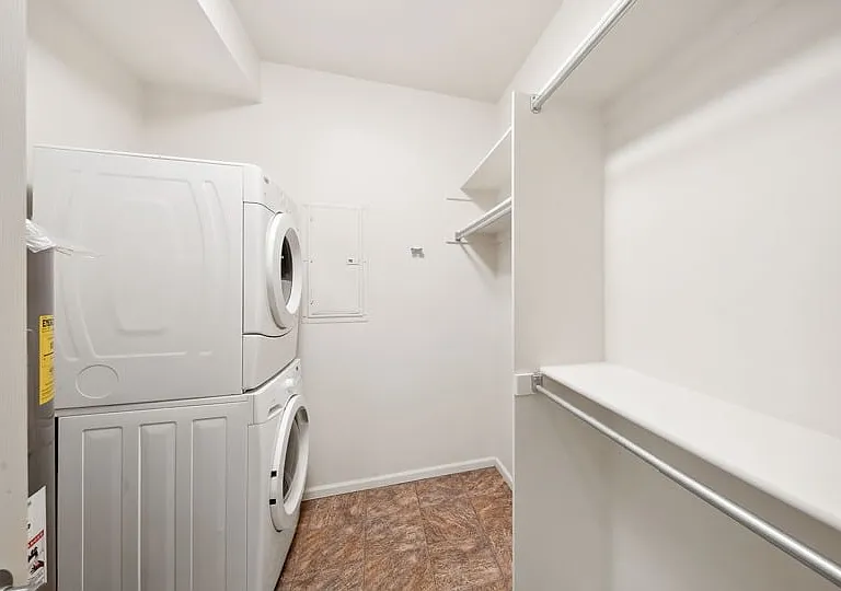 914 W Lake St — Photo 17