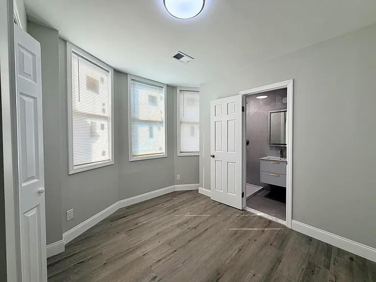 341 Grosvenor Ave #2 — Photo 9