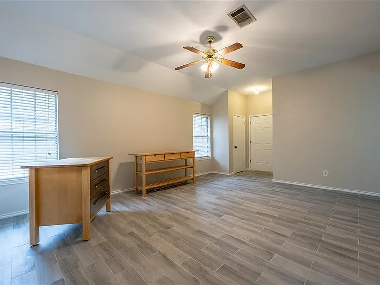 1607 Greening Way — Photo 5