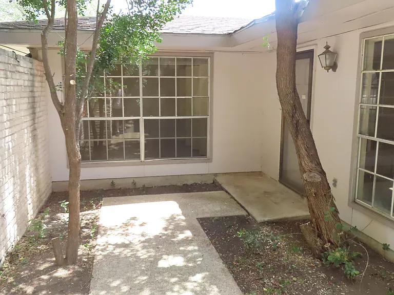4004 Mount Laurel Dr — Photo 2