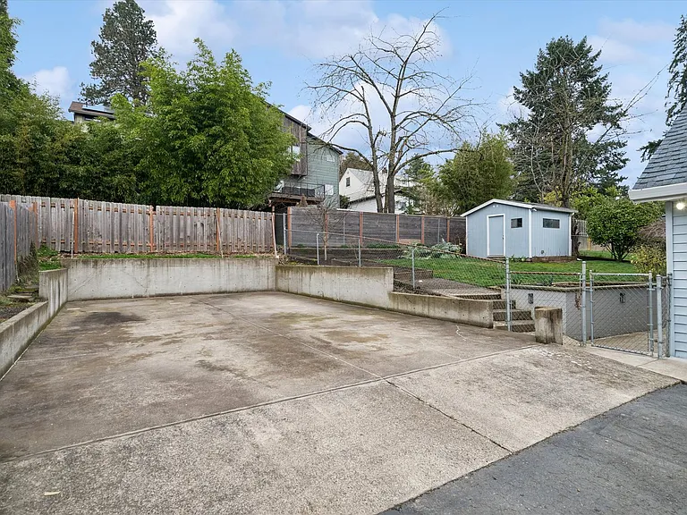 1831 SW Evans St — Photo 40