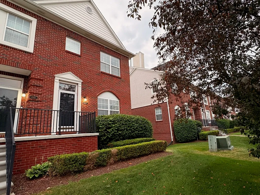2 bed, 2.5 bath, 1446 sqft, $2,200 — Photo 2