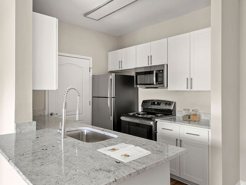 C195540_ArborPlace_1B1B_1134_KITCHEN_01_03_VS
