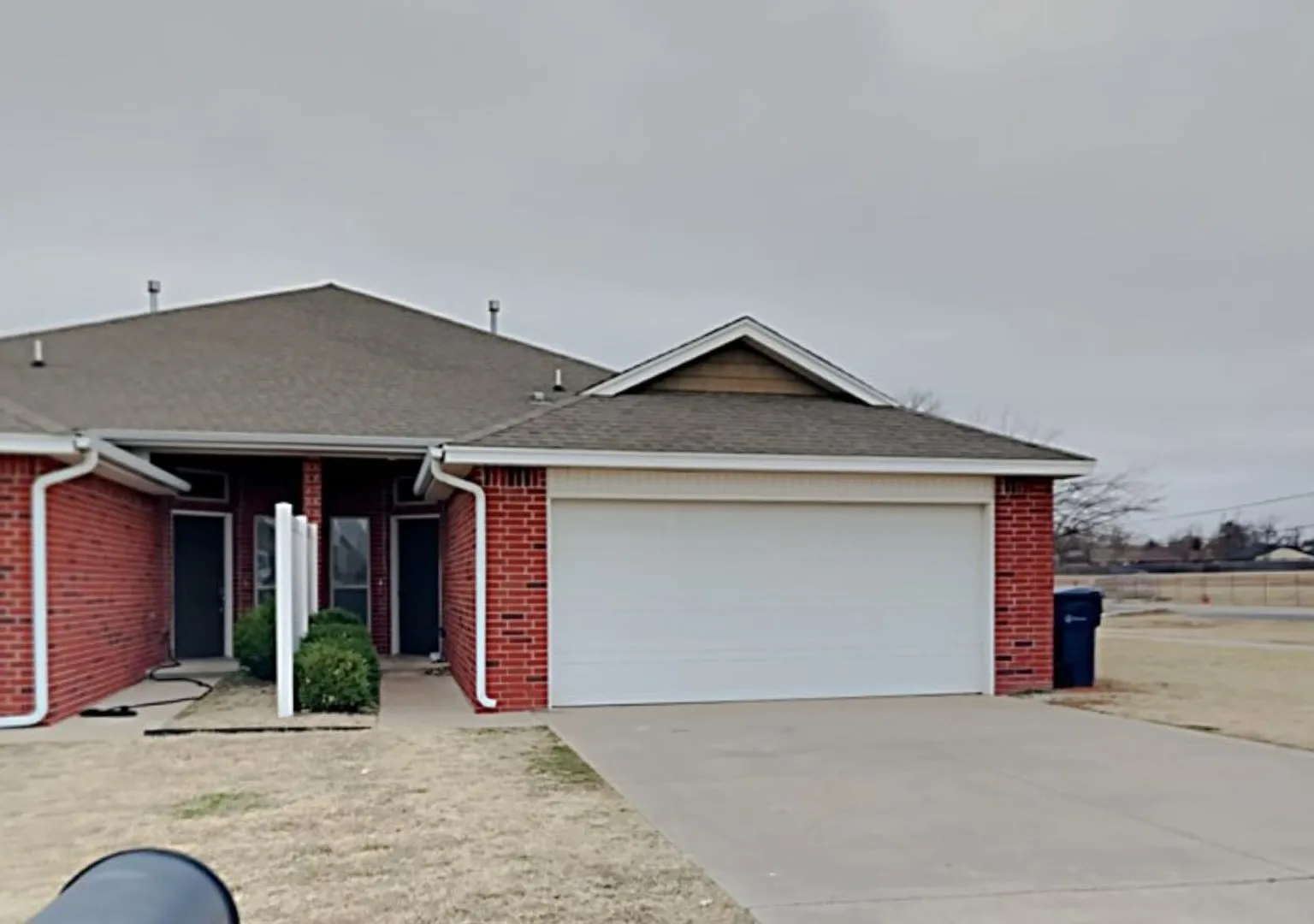 Very nice 3 bedroom 2 bathroom duplex in the Yukon school district — Photo 1