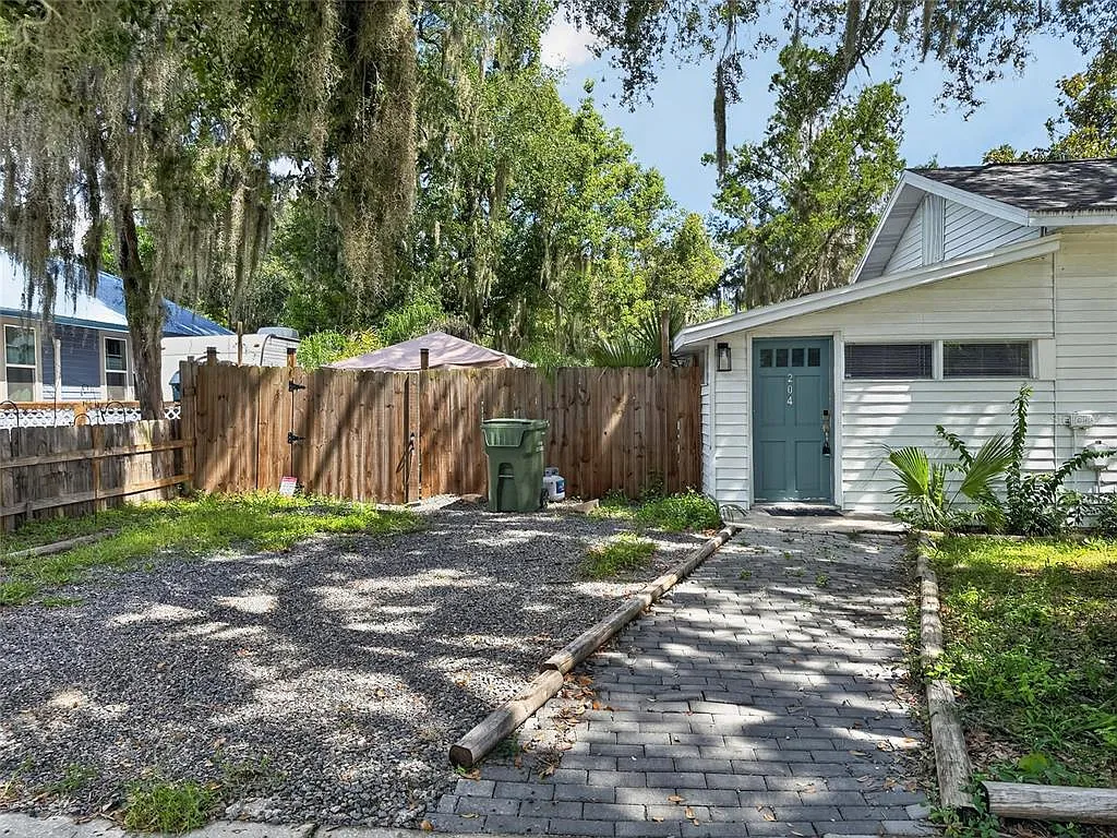 3 bed, 2.0 bath, 1000 sqft, $1,750 — Photo 2