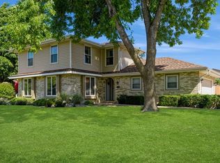 5001 Bel Aire Rd, Des Moines, IA 50310