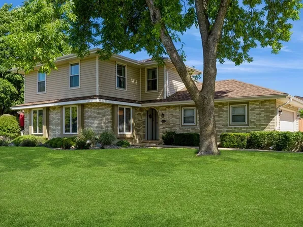 5001 Bel Aire Rd, Des Moines, IA 50310