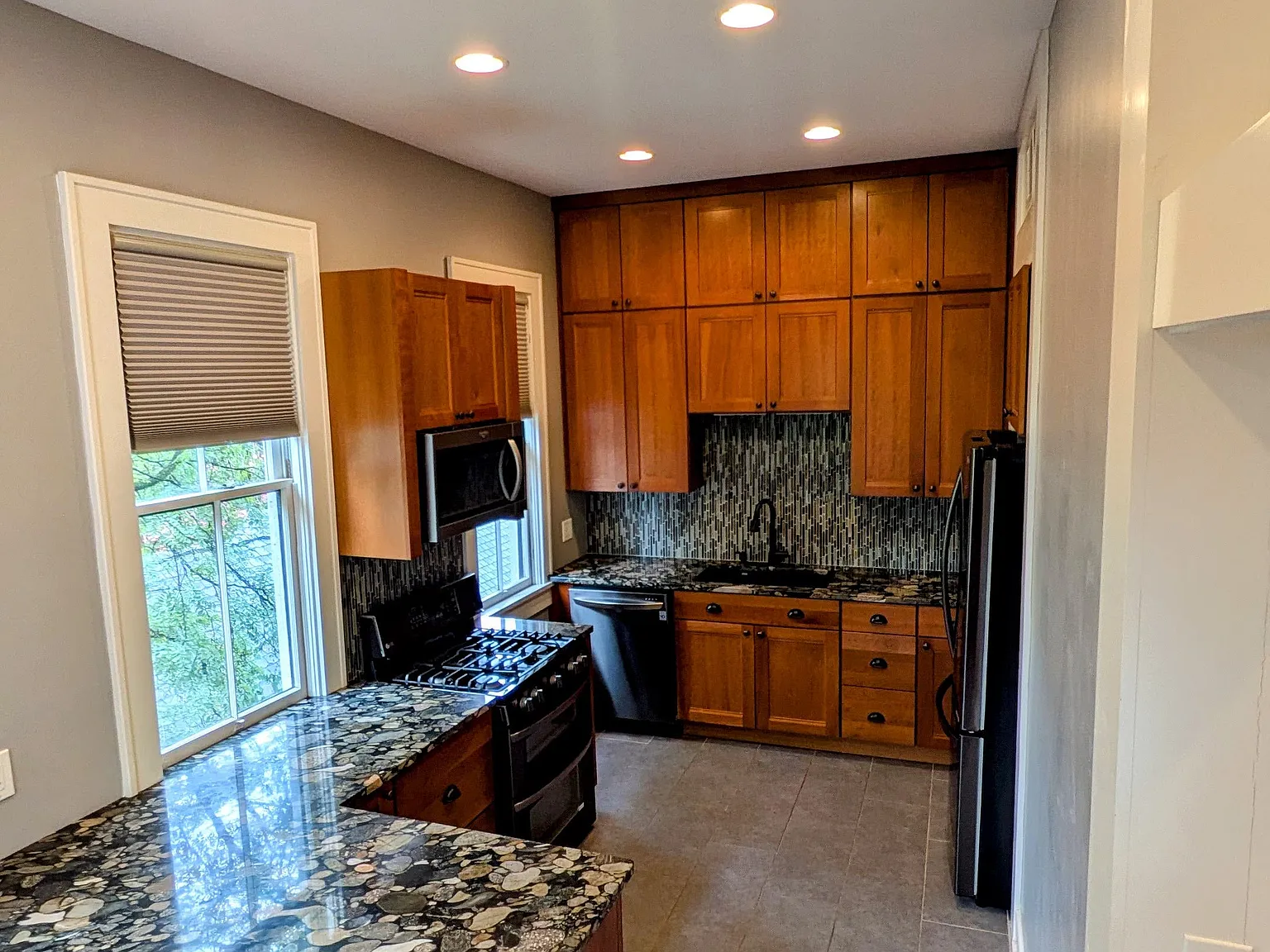 2114 Edgehill Rd — Photo 3