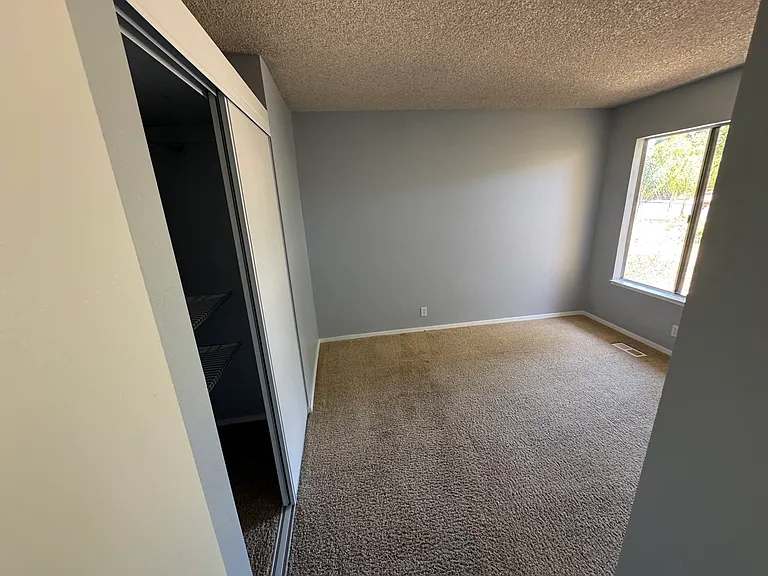 912 Gloucester Ct — Photo 4