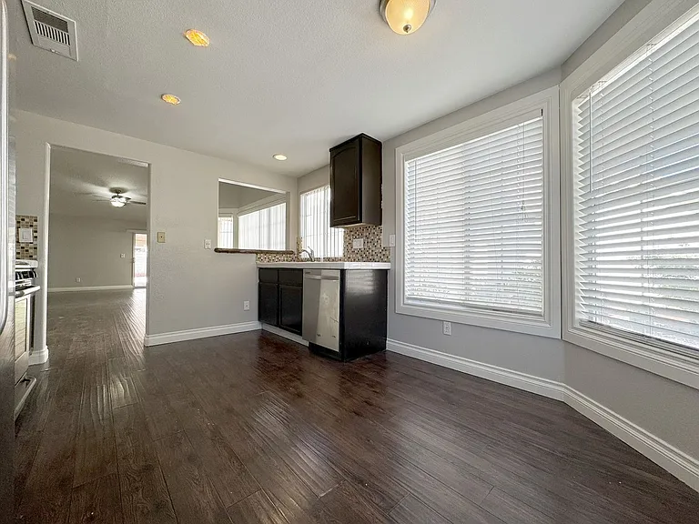 325 Cavalla St — Photo 5
