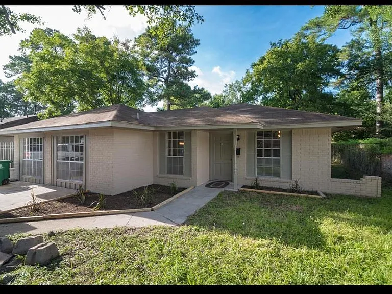 7621 Gleason Rd — Photo 1