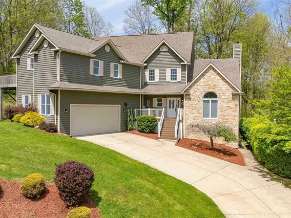 1020 Deerwood Dr, Morgantown, WV 26508