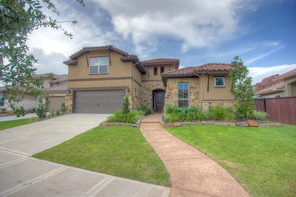 4 bed, 3.0 bath, 2583 sqft, $3,690 — Photo 1