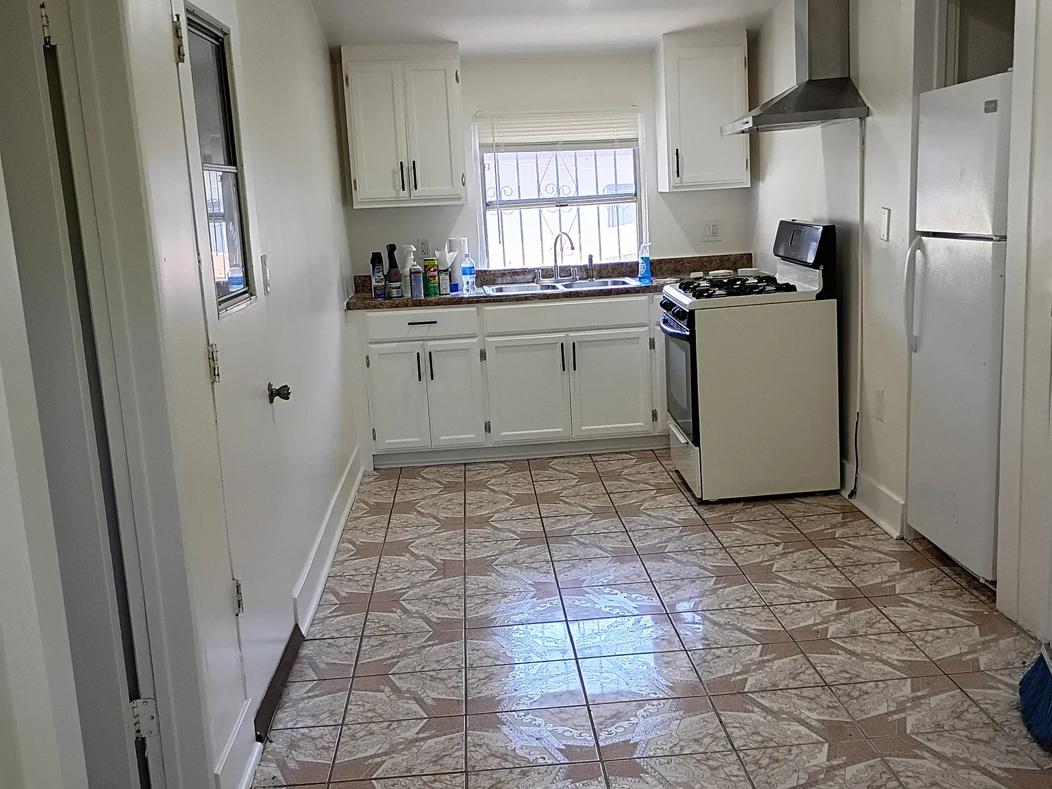 1 bed, 450 sqft, $1,600 — Photo 3