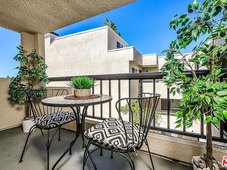 21520 Burbank Blvd #313 — Photo 16