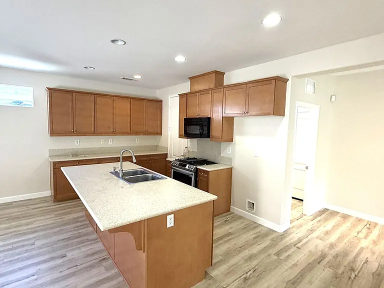 10302 Oldham Ln — Photo 4
