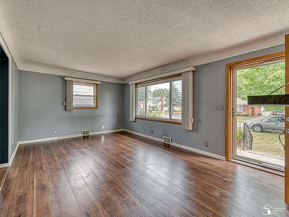 3rd image of 5929 Oakwood Dr