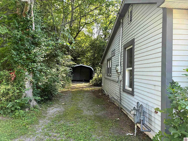 1207 Markham Ave — Photo 3