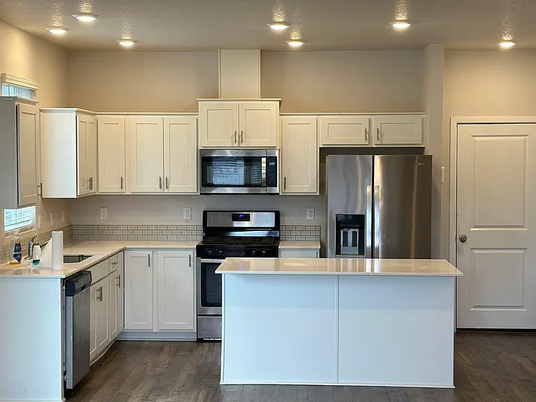 541 Stoller St — Photo 3