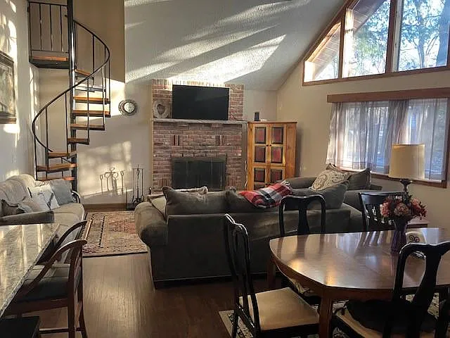 3 bed, 1296 sqft, $1,800 — Photo 3