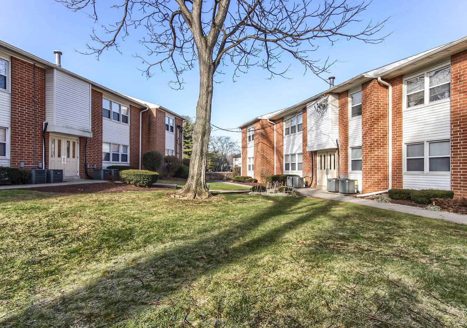 Lincoln Apartments — Photo 2