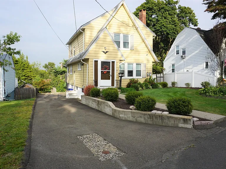 Large driveway fits multiple cars off street
