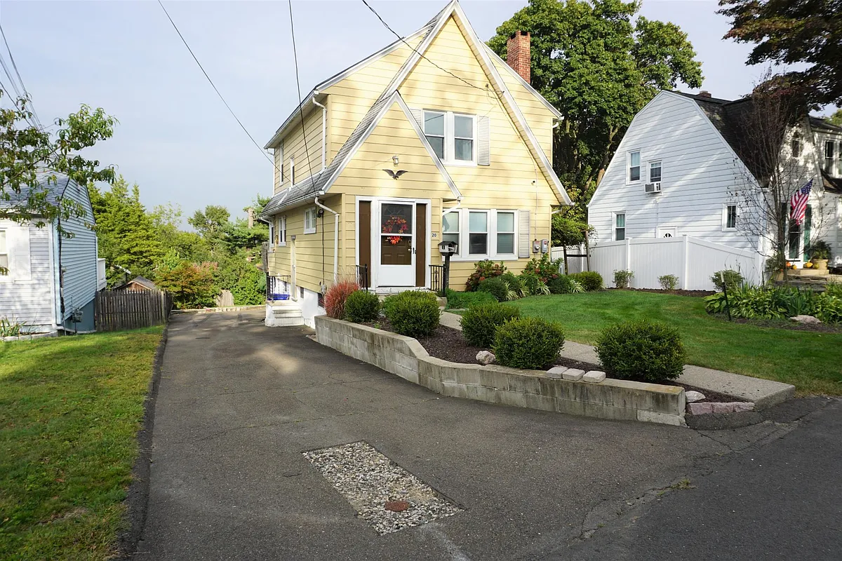 Large driveway fits multiple cars off street - 20 Beverly Pl