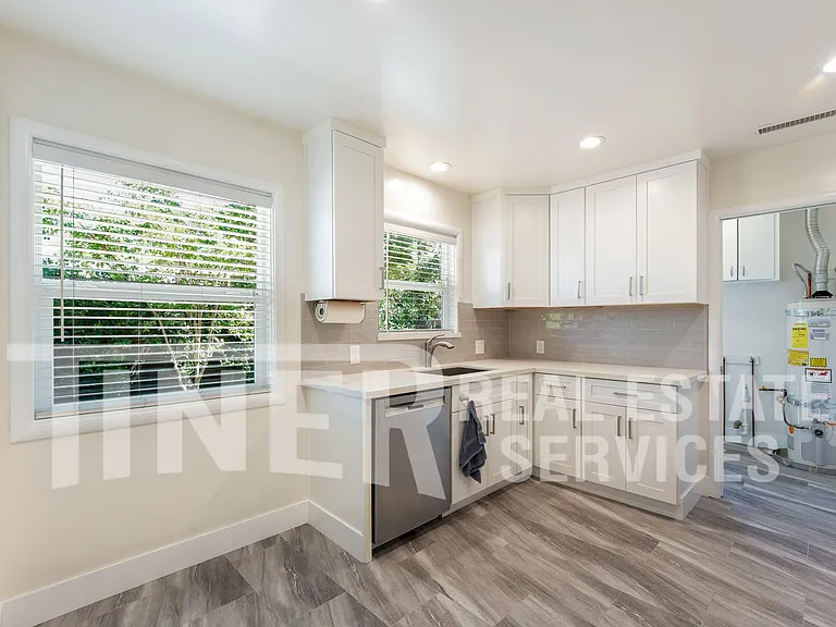 541 Sandburg Dr — Photo 9