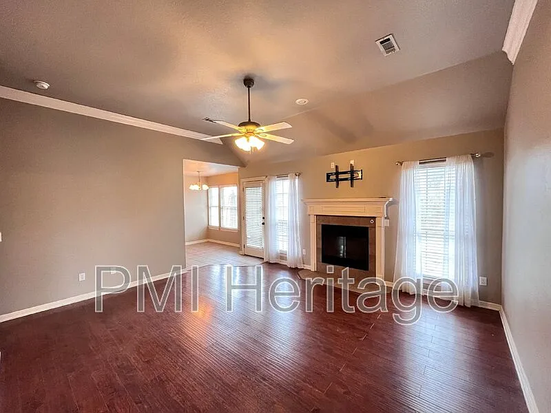 3 bed, 2.0 bath, 1325 sqft, $1,575 — Photo 3