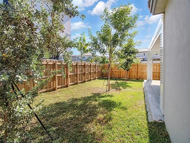 879 SE 26th Ter — Photo 19