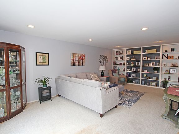 5th image of 898 Wellington Ave Unit 315