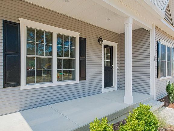 4th image of 5 Essex Glen Dr