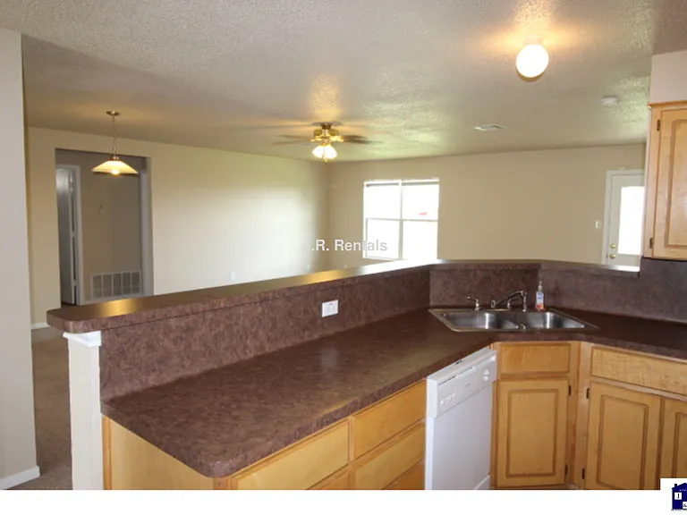4601 Lloyd Dr — Photo 8